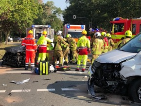 FW Ratingen: Verkehrsunfall zwischen zwei PKW - Feuerwehr Ratingen im Einsatz
