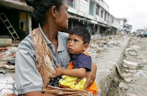 Help - Hilfe zur Selbsthilfe e.V.: Katastrophe in Indonesien / Help unterstützt die Opfer von Erdbeben und Tsunami