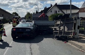 Polizei Minden-Lübbecke: POL-MI: Ford Mustang kollidiert mit geparktem Fahrzeuggespann