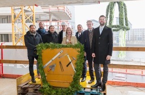 Bauwerk Capital GmbH & Co. KG: RICHTFEST AM OSTHAFEN:  WAVE WATERSIDE LIVING BERLIN IST "UNTER DACH UND FACH"
