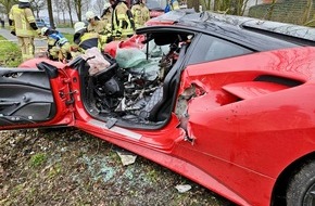 Freiwillige Feuerwehr Olfen: FW Olfen: Schwerer Verkehrsunfall auf Vinnumer Landweg fordert zwei Verletzte - Rettungshubschrauber im Einsatz