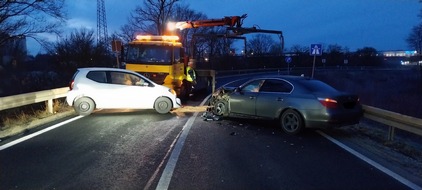 Polizeidirektion Hannover: POL-H: Bundesautobahn (BAB) 7: Pkw kollidiert im Abfahrts-/ Zubringerbereich mit zwei entgegenkommenden Fahrzeugen