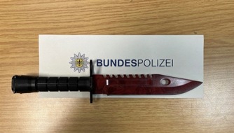 Bundespolizeidirektion Sankt Augustin: BPOL NRW: Kampfmesser in der Hosentasche griffbereit gef&uuml;hrt - Bundespolizei stellt 17-J&auml;hrigen