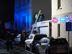 FW-MK: Feuer im Hinterhof - 3 Personen verletzt