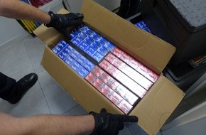 Hauptzollamt Ulm: HZA-UL: Lebensmittelhändler verkauft illegale Vapes, Schmuggelzigaretten und Kaffee/Zoll durchsucht Laden
