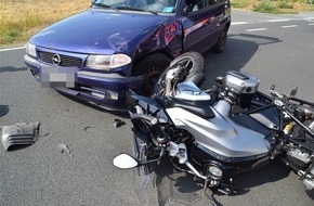 Kreispolizeibehörde Herford: POL-HF: Verkehrsunfall mit Verletzten -
PKW kollidiert mit Motorrad