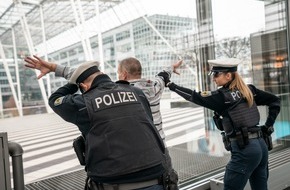 Bundespolizeidirektion München: Bundespolizeidirektion München: Mit der Sicherheitskontrolle nicht einverstanden - Angriff auf Bundespolizisten