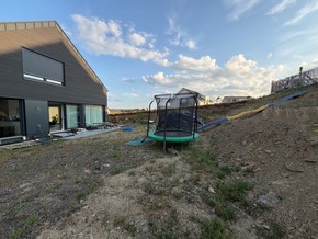 Schotter, Steilhang, Albtraumgarten: Eifeler Familie gewinnt Gartenplanung mit TV-Gärtnerin Nicole Johag