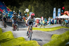 Bayerns größter und erster Asphalt Pumptrack lädt zur Saisoneröffnung ins oberfränkische Selb ein / Über 15 Sportarten fahren und kommen auf diesem generationsübergreifenden Freitzeitareal zusammen