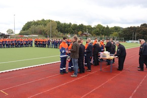 FW-OE: Jugendfeuerwehren beweisen Teamgeist bei landesweiter Leistungsspange in Lennestadt