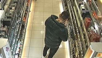 Polizeiinspektion Wilhelmshaven/Friesland: POL-WHV: Öffentlichkeitsfahndung nach einem Ladendiebstahl in Jever - Polizei bittet Bevölkerung um Mithilfe - Wer kann Angaben zu den Personen machen?
