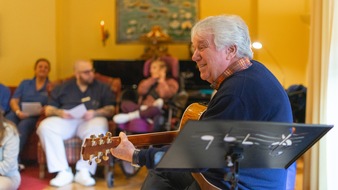 Kinder- und Jugendhospiz Sternenbr&uuml;cke: Strahlende Gesichter beim Weihnachtssingen in der Sternenbr&uuml;cke: Rolf Zuckowski sorgte f&uuml;r unvergessliche Momente