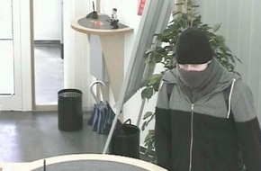 Polizeipräsidium Mainz: POL-PPMZ: Mainz, Fahndung nach Bankräuber läuft - Foto aus Überwachungskamera - Belohnung ausgesetzt