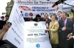 Deutscher Tierschutzbund e.V.: Tierschutz ins Grundgesetz - Langer Atem führt zum Erfolg -
Konsequente Umsetzung angemahnt - Verbandsklagerecht für
Tierschutzorganisationen nächstes Etappenziel