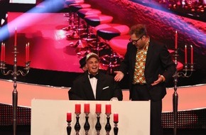 SAT.1: Herausfordernde Aufgabe für Pietro Lombardi bei "Paul Panzers Comedy Spieleabend": Der Sänger soll das Wort "Pop-Titan" erklären