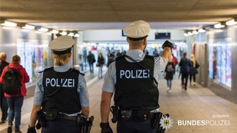 Bundespolizeidirektion München: Bundespolizeidirektion München: Körperverletzung in Pasing - Zeugen gesucht
Reisende trennten die jungen Männer