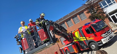 FW-WRN: Räumungsübung an der Uhlandgrundschule: Freiwillige Feuerwehr Werne trainiert den Ernstfall mit rund 470 Schülern