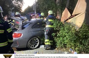 Feuerwehr München: FW-M: Pkw rammt Wertstoffcontainer (Neuperlach)