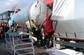Polizeipräsidium Mittelfranken: POL-MFR: (2272)  Schwerer Lkw-Auffahrunfall - ein Fahrer getötet