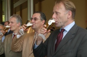 Krombacher Brauerei GmbH & Co.: Mehrweg-Allianz trifft sich mit Bundesumweltminister Trittin in Krombach