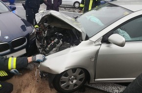 Freiwillige Feuerwehr Werne: FW-WRN: TH_1 - LZ1 - LG2 - VU 4 PKW, 1 verletzte Person, auslaufende Medien