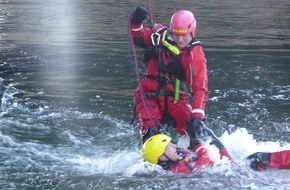 Feuerwehr Bochum: FW-BO: Feuerwehr trainiert Wasserrettung