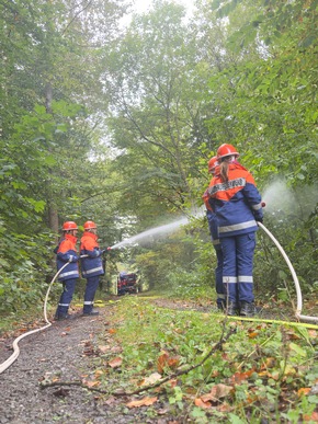 FW-OE: Abschlussübung der Jugendfeuerwehren der Gemeinde Kirchhundem