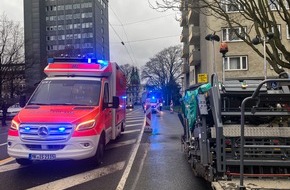 Feuerwehr Iserlohn: FW-MK: PKW in Baustelle