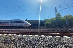 Bundespolizeiinspektion Bremen: BPOL-HB: Schnellbremsung von ICE mit 460 Reisenden wegen abgerissener Oberleitung in Bardowick