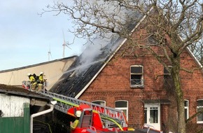 Polizeiinspektion Stade: POL-STD: Dachstuhlbrand in Drochtersenermoor - Feuerwehr kann Übergreifen auf gesamtes Wohnhaus und Nebengebäude verhindern