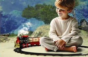PEARL GmbH: Geschenkidee - Spielzeugeisenbahn für Kinder: Playtastic Batteriebetriebener Zug mit Dampf, Sound- und Licht-Effekten, 210 cm