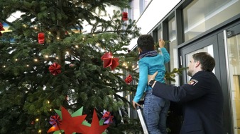 Polizei Bonn: POL-BN: Grundschüler unterstützten die Bonner Polizei beim Schmücken des Weihnachtsbaums