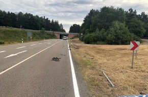 Polizeidirektion Kaiserslautern: POL-PDKL: Unbekannter Unfallverursacher verursacht Trümmerfeld und flüchtet