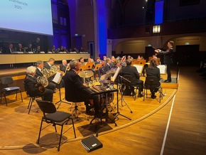 FW-Velbert: Feuerwehr Velbert blickt auf einsatzreiches Jahr zur&uuml;ck - Ehrungen und Zukunftsthemen im Fokus