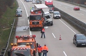 Polizeiinspektion Hildesheim: POL-HI: Verkehrsunfall auf BAB 7 - zwei leichtverletzte Personen nach Sekundenschlaf, hoher Sachschaden