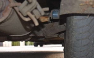 Polizeiinspektion Osnabrück: POL-OS: Bramsche: "Holzklotz als Reparatur im Fahrzeugbau" - Polizei stoppt mangelhaft instandgesetzten Renault