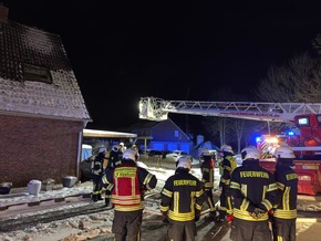 FW-AUR: Feuer an Carport greift auf Elektroautos &uuml;ber