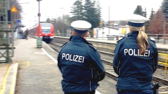 Bundespolizeidirektion München: Bundespolizeidirektion München: Gefährlicher Eingriff in den Bahnverkehr / 43-Jähriger von S-Bahn angefahren und verletzt