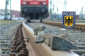 Bundespolizeiinspektion Kassel: BPOL-KS: ICE ausgebremst - Zug überrollt Schottersteine
