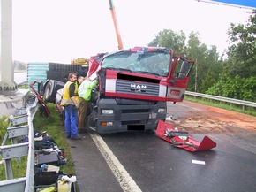 POL-WL: Sattelzug prallt gegen Schilderbrücke, Fahrer schwer verletzt