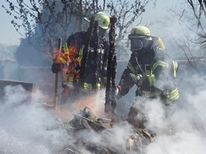 FW Celle: Mehrere Gartenlauben brennen in Vollbrand - Feuerwehr rettet H&uuml;hner!