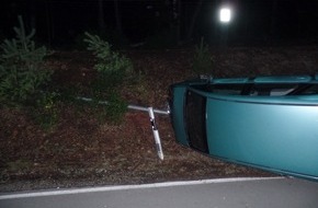 Polizeipräsidium Westpfalz: POL-PPWP: Unfall gebaut, Auto landet auf Seite, Fahrer flüchtet