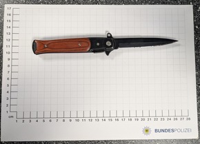 BPOL NRW: Bei Kontrollen an den Bahnhöfen beschlagnahmte die Bundespolizei mehrere Messer und einen Schlagstock.