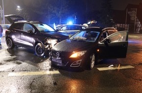 Kreispolizeibehörde Herford: POL-HF: Gegenverkehr übersehen- Zusammenstoß auf Kreuzung