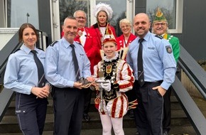 Polizei D&uuml;ren: POL-DN: Wenn der Kinderprinz die Wache regiert - Tom II. zu Gast bei der Polizei D&uuml;ren