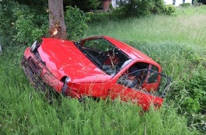 Kreispolizeibehörde Herford: POL-HF: VW prallt gegen Baum - 20-jährige Frau aus Kirchlengern leicht verletzt