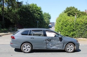 Polizei Minden-Lübbecke: POL-MI: Autos kollidieren auf Kreuzung