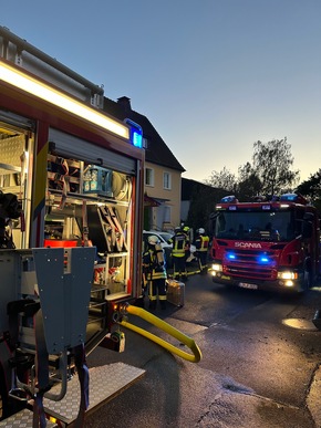 FW Horn-Bad Meinberg: Feuer in Zimmer macht Wohnung unbewohnbar - vorgehende Trupps unter Null-Sicht