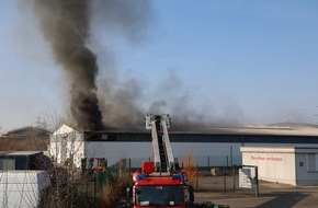 Feuerwehr Essen: FW-E: Großbrand einer Lagerhalle - Rauchsäule weit sichtbar
