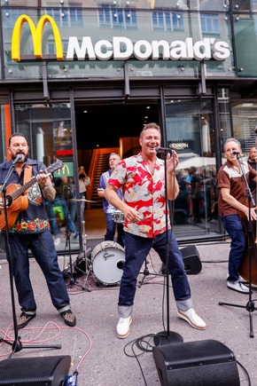 Sein höchstes Konzert aller Zeiten: McDonald&apos;s bringt Dick Brave in die Luft